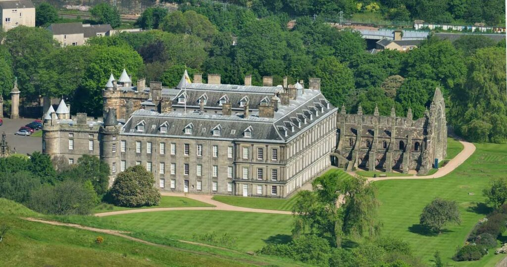Edinburgh_Holyrood_Palace-e1678277847392
